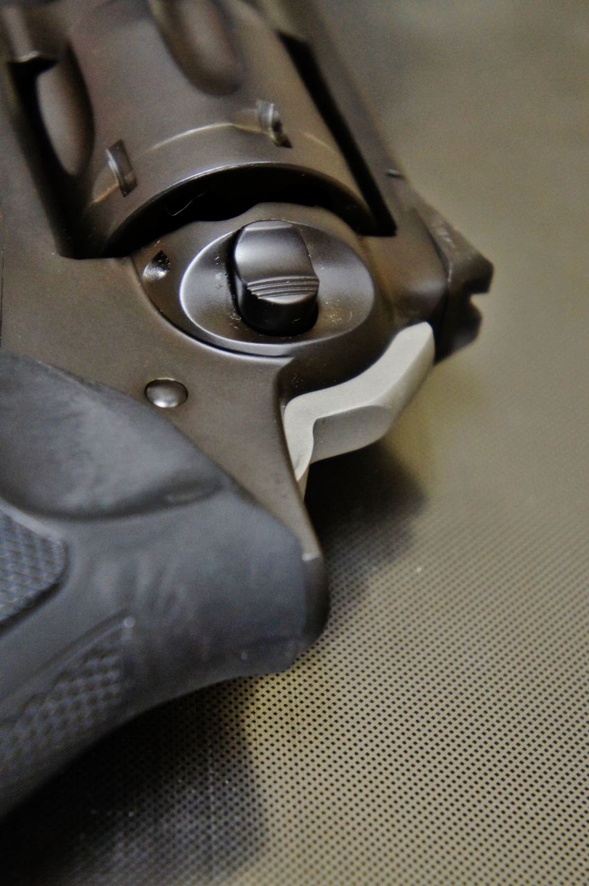 GP100 bobbed hammer detail