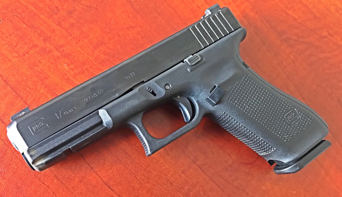 Clock 17. Глок 17 ген 5. Старый Глок 17. Glock 17 в профиль. Прототип 17 Глок 17.
